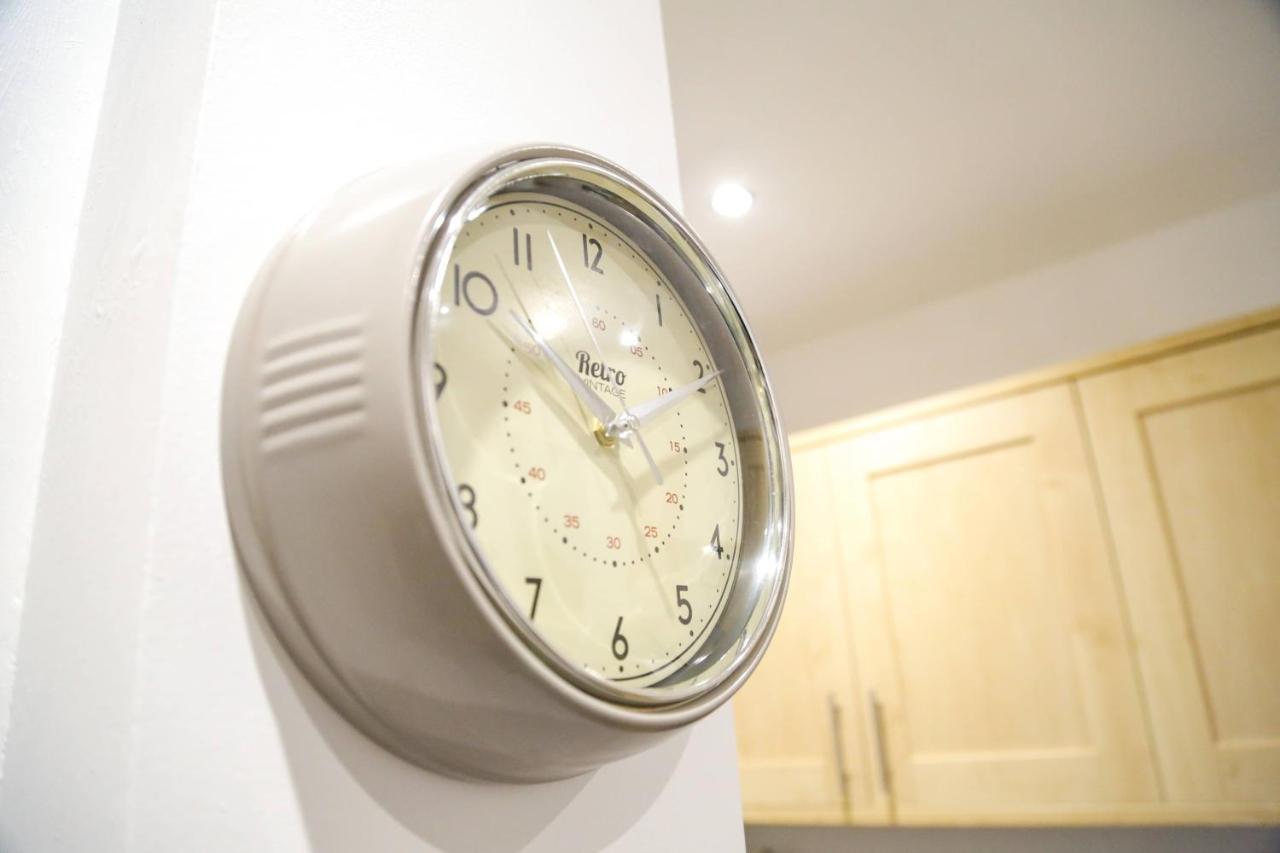 Serviced Apartment In Liverpool City Centre - Free Parking - Balcony - By Happy Days Exterior photo